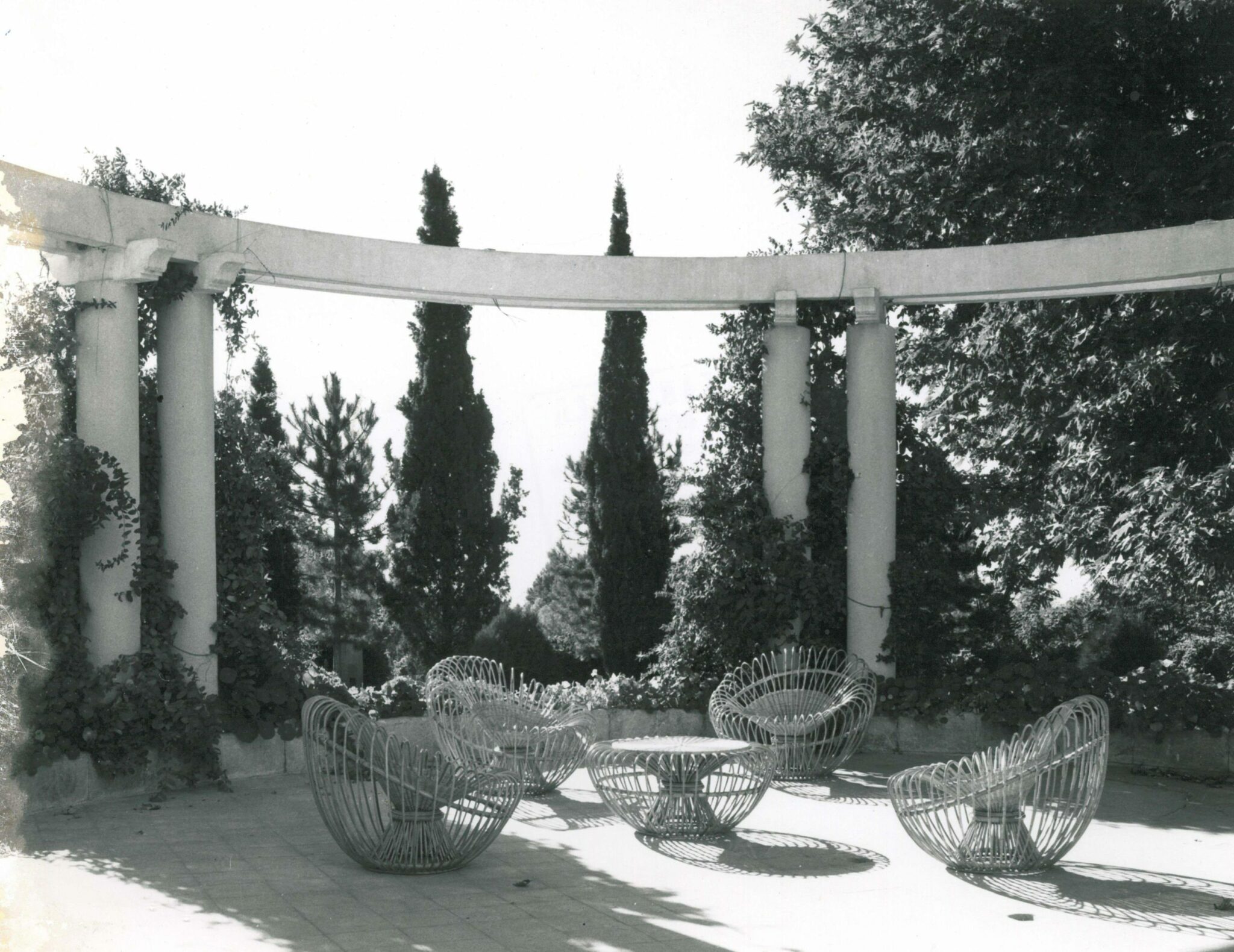 Terrasse du Shah d'Iran, fauteuils Soleil sélectionnés par Jean Royère